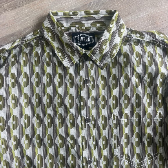 ✨ Gibson olive green button down shirt. - Picture 9 of 9